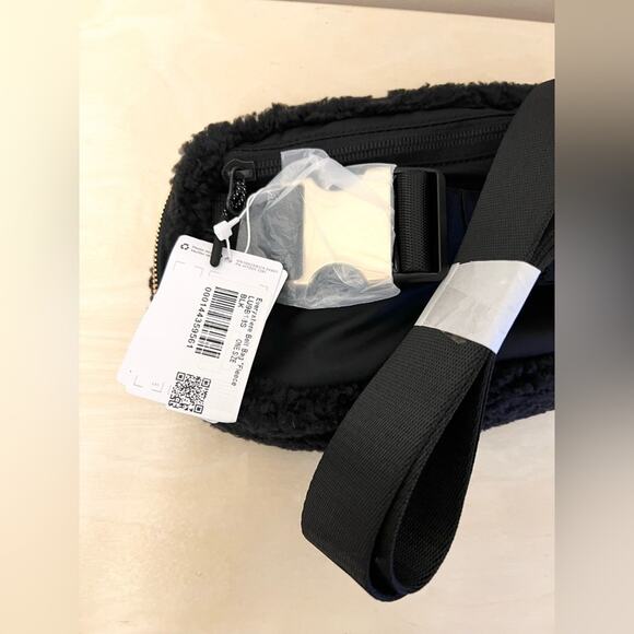 Lululemon NWT black fleece belt bag fanny pack travel crossbody athleisure 1L - Picture 3 of 4